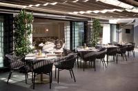 En restaurant eller et andet spisested på Luxe Sunset Boulevard Hotel