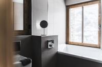 a bathroom with a bath tub and a window at Résidence Le Bercail - Chalets pour 12 Personnes 224 in Saint-Martin-de-Belleville