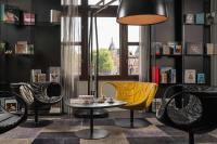 Een zitgedeelte bij art'otel amsterdam, Powered by Radisson Hotels