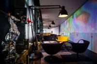Een zitgedeelte bij art'otel amsterdam, Powered by Radisson Hotels