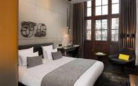 Een bed of bedden in een kamer bij art'otel amsterdam, Powered by Radisson Hotels