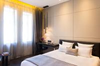Een bed of bedden in een kamer bij art'otel amsterdam, Powered by Radisson Hotels