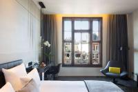 Een bed of bedden in een kamer bij art'otel amsterdam, Powered by Radisson Hotels