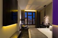 Een bed of bedden in een kamer bij art'otel amsterdam, Powered by Radisson Hotels