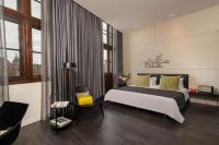 Een bed of bedden in een kamer bij art'otel amsterdam, Powered by Radisson Hotels
