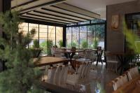 un ristorante con tavoli e sedie e grandi finestre di Akdeniz Yaşam Otel a Silifke