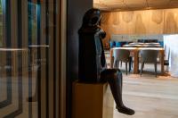 una estatua de una mujer sentada sobre una mesa en Palatial Suites, en Braga