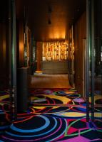un pasillo con una alfombra colorida en el suelo en Palatial Suites, en Braga