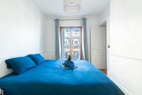 Tempat tidur dalam kamar di Appartement Quartier la Madeleine Free Netflix