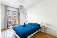 Tempat tidur dalam kamar di Appartement Quartier la Madeleine Free Netflix