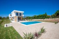 Bazén v ubytovaní Alfie Luxury villa with private pool alebo v jeho blízkosti