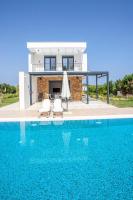 Bazén v ubytovaní Alfie Luxury villa with private pool alebo v jeho blízkosti