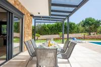 Bazén v ubytovaní Alfie Luxury villa with private pool alebo v jeho blízkosti