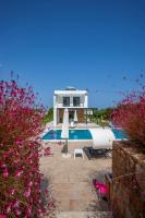 Bazén v ubytovaní Alfie Luxury villa with private pool alebo v jeho blízkosti