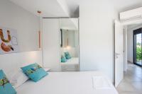 Posteľ alebo postele v izbe v ubytovaní Alfie Luxury villa with private pool