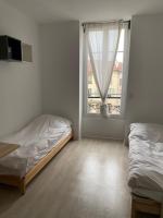 1 Schlafzimmer mit 2 Betten und einem Fenster in der Unterkunft Résidence de l&#39;Alliance in Nizza