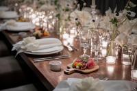 Una mesa con una mesa preparada para una comida con flores. en Delta Hotels by Marriott Dallas Southlake, en Southlake