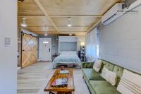 Ein Bett oder Betten in einem Zimmer der Unterkunft The Moose at Memphis Downtown &amp; Victorian Village