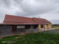 a small house with a red roof on a field at La casa en el campo A 20 minutes de Zoo Beauval &amp; 8 minutes de la flamme olympique à Valençay in Vicq-sur-Nahon
