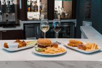 ロサンゼルスにあるコートヤード ロサンゼルス LAX / センチュリー ブルバードのテーブル(2皿の料理とワイン2杯付)