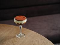 汤斯维尔Ardo的餐桌上的一杯葡萄酒中的甜点