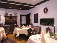 un comedor con 2 mesas y un piano en Tilman Riemenschneider, en Rothenburg ob der Tauber