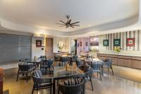 un ristorante con tavoli e sedie e un bar di Blue Chip Stays - My Downtown Hotels a Dabok