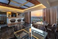 un soggiorno con tavolo e sedie di Blue Chip Stays - My Downtown Hotels a Dabok