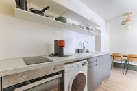 A cozinha ou cozinha compacta de Al&eacute;sia/Remy Dumoncel : Charming Apartment 1BR-4P