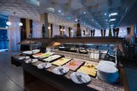 ヴェリングラードにあるBalneocomplex Kamenaのホテル内のビュッフェ