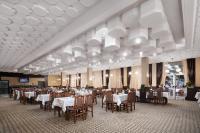 ヴェリングラードにあるBalneocomplex Kamenaの白いテーブルと椅子のあるダイニングルーム