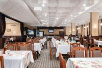 ヴェリングラードにあるBalneocomplex Kamenaのダイニングルーム(テーブル、椅子、白いテーブルクロス付)