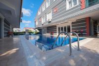 una piscina frente a un edificio en Avullar Palace Hotel, en Antalya