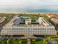 イスランティージャにあるIlunion Islantillaの海を背景にした建物の航空写真
