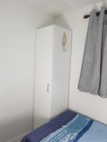 Posteľ alebo postele v izbe v ubytovaní Camping Domaine des Iscles