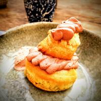 une assiette avec deux pâtisseries dessus dans l'établissement Casa don Eliseo, à Castilléjar