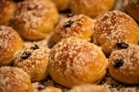 un tas de beignets recouverts de sucre glace dans l'établissement Casa don Eliseo, à Castilléjar