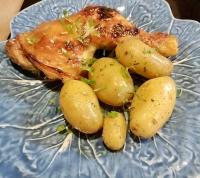 un piatto di cibo con pollo e patate sopra di Herdade de Santa Maria ad Almeirim