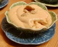 un dessert su un piatto blu su un tavolo di Herdade de Santa Maria ad Almeirim