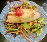 un piatto di cibo con insalata e un panino di Herdade de Santa Maria ad Almeirim