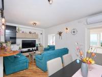 ein Wohnzimmer mit 2 blauen Sofas und einem Tisch in der Unterkunft Apartments with a parking space Babino Polje, Mljet - 22322 in Babino Polje