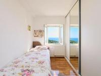 Schlafzimmer mit einem Bett und einem Spiegel in der Unterkunft Apartments with a parking space Babino Polje, Mljet - 22322 in Babino Polje