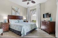 ein Schlafzimmer mit einem Bett, einem Fernseher und einem Fenster in der Unterkunft The Palms of Destin-2116 in Destin