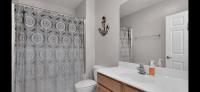 ein Badezimmer mit Toilette und Duschvorhang in der Unterkunft The Palms of Destin-2116 in Destin