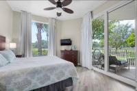 ein Schlafzimmer mit großem Bett und großem Fenster in der Unterkunft The Palms of Destin-2116 in Destin