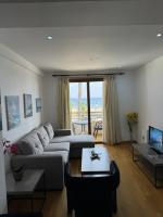 TV a/nebo společenská místnost v ubytování Ithaki Phinikoudes Apartment No. 102