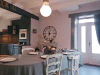 Ein Restaurant oder anderes Speiselokal in der Unterkunft Maison K&eacute;rity with Jacuzzi &ndash; Terrace 