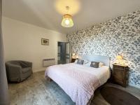 Ein Bett oder Betten in einem Zimmer der Unterkunft Maison K&eacute;rity with Jacuzzi &ndash; Terrace