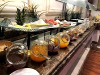 uma fila de bufê com muitos copos de comida em فندق كارم العليا em Al Khobar