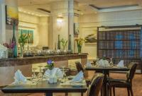 uma sala de jantar com mesas e cadeiras em um restaurante em فندق كارم العليا em Al Khobar